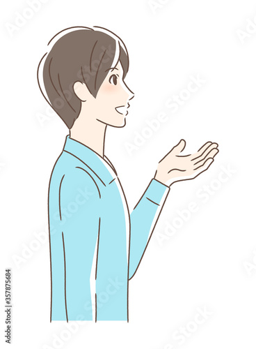 笑顔で手を差し出す男性の横顔