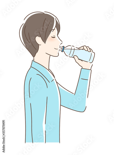 ペットボトルの水を飲む男性の横顔