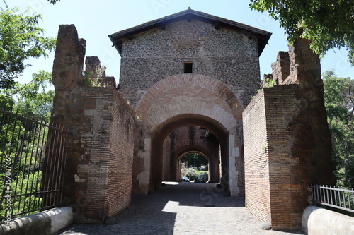 PHOTO OF AN OLD AND HISTORICAL BRIDGE OF ROME ITALY
