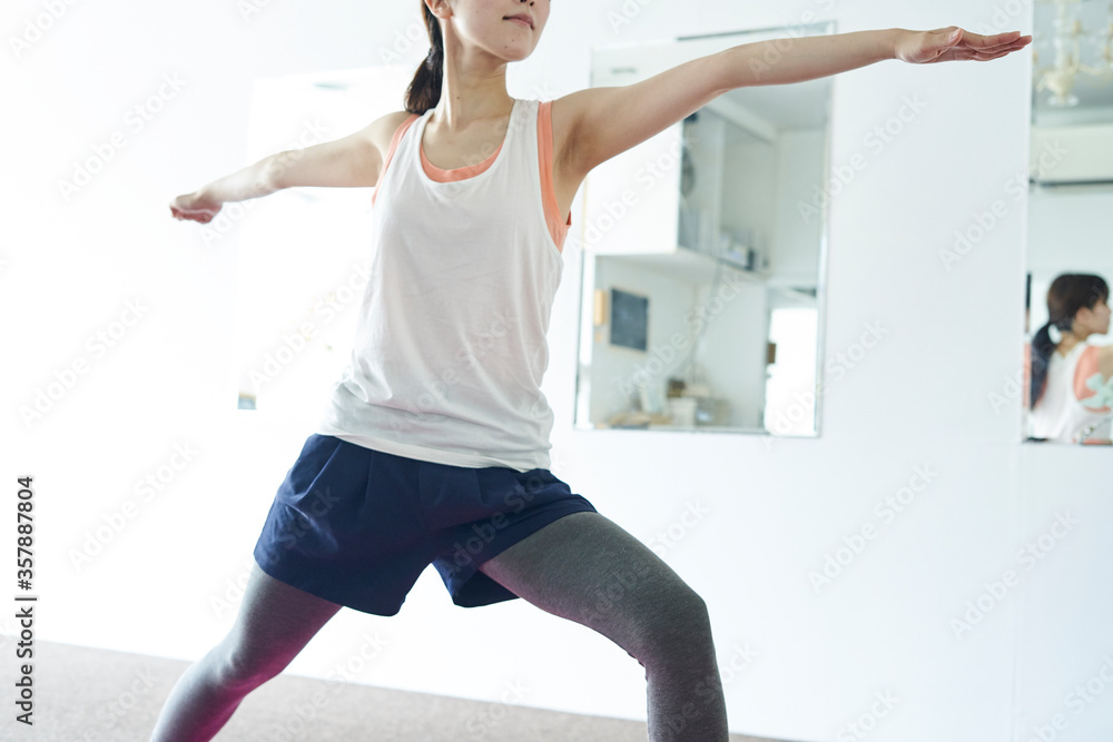 © west_photo - 部屋の中でヨガを行う若い日本人女性 © west_photo - 部屋の中でヨガを行う若い日本人女性