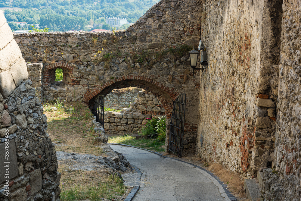Obraz premium Die Burg wurde im 11. Jahrhundert auf einem steilen Felsen erbaut. Sie war eine königliche Burg, unter der sich allmählich eine Stadt entwickelte