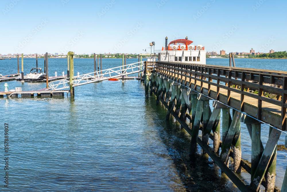 Naklejka premium Old wooden pier