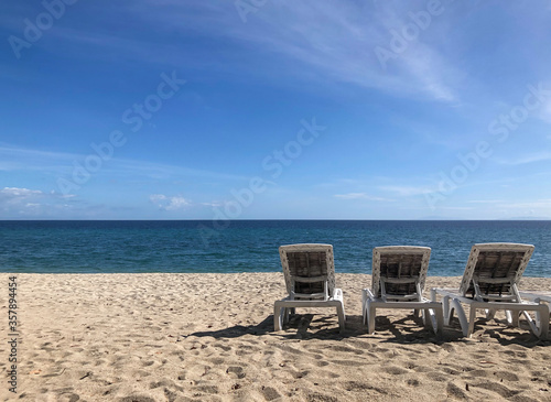 Lounge chairs on the beach © Andréa Stuart