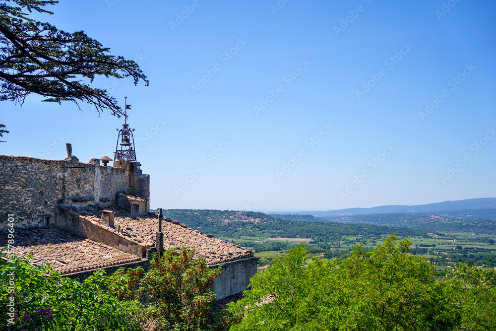 Vue depuis la hauteur du village de Bonnieux, Luberon, France.