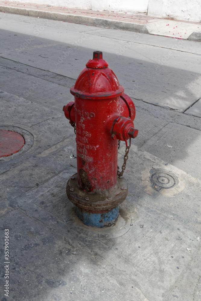 Hydrant pożarowy na ulicy miasta Hydrant pożarowy na ulicy miasta