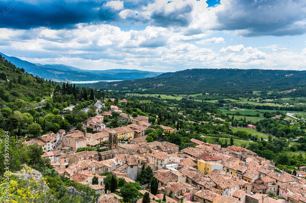 Village de Moustier Sainte Marie dans les Alpes-de-Haute-Provence en région Provence-Alpes-Côte d'Azur