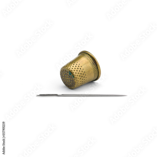 Bild auf Leinwand Old copper thimble close-up isolated on white background