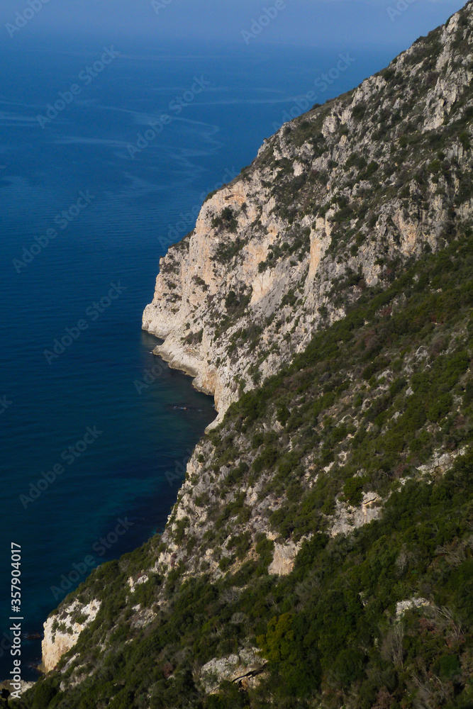 Costiera rocciosa a picco sul mare e macchia mediterranea