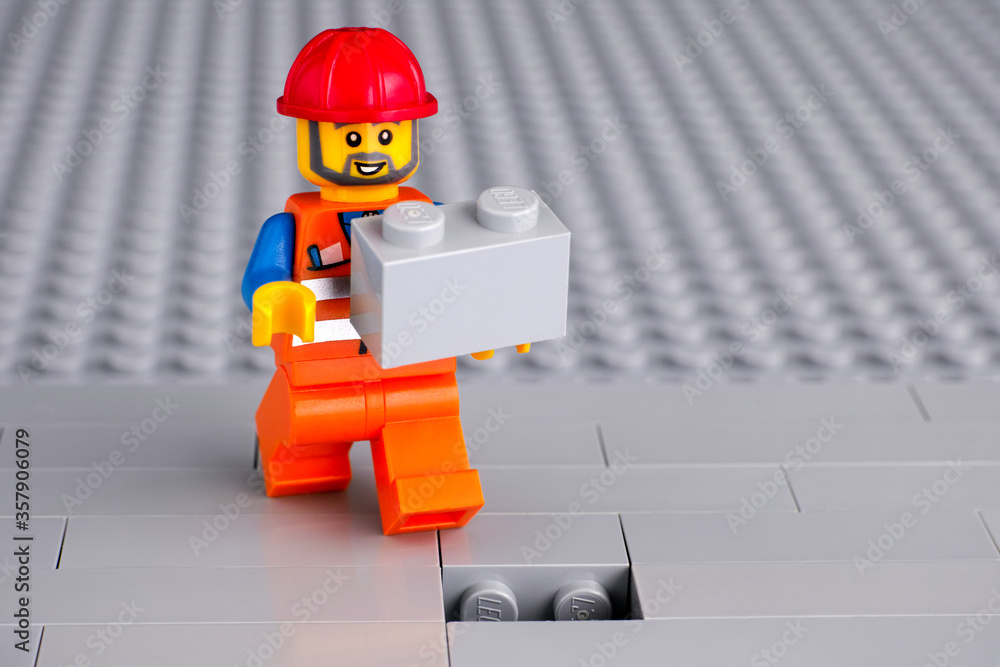Tambov, Russian Federation - June 06, 2020 Lego construction worker  minifigure with gray brick ready to finishing building wall Stock 写真 |  Adobe Stock