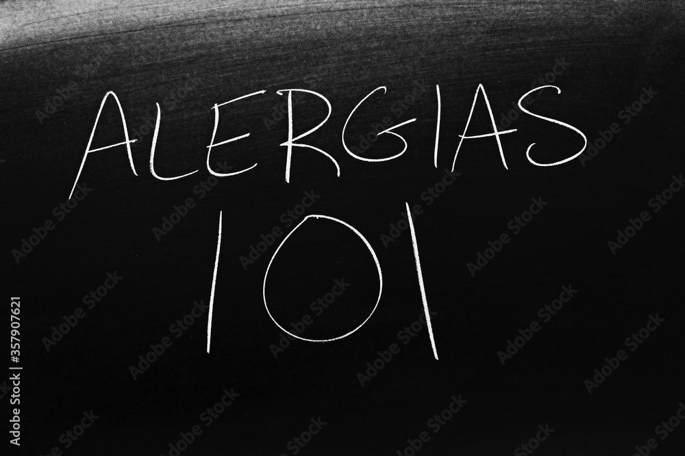 The words Alergias 101 on a blackboard in chalk. Translation Allergies