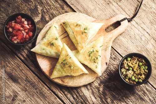Quadro su tela Samoussas de thon & petit pois avec son chutney de piment