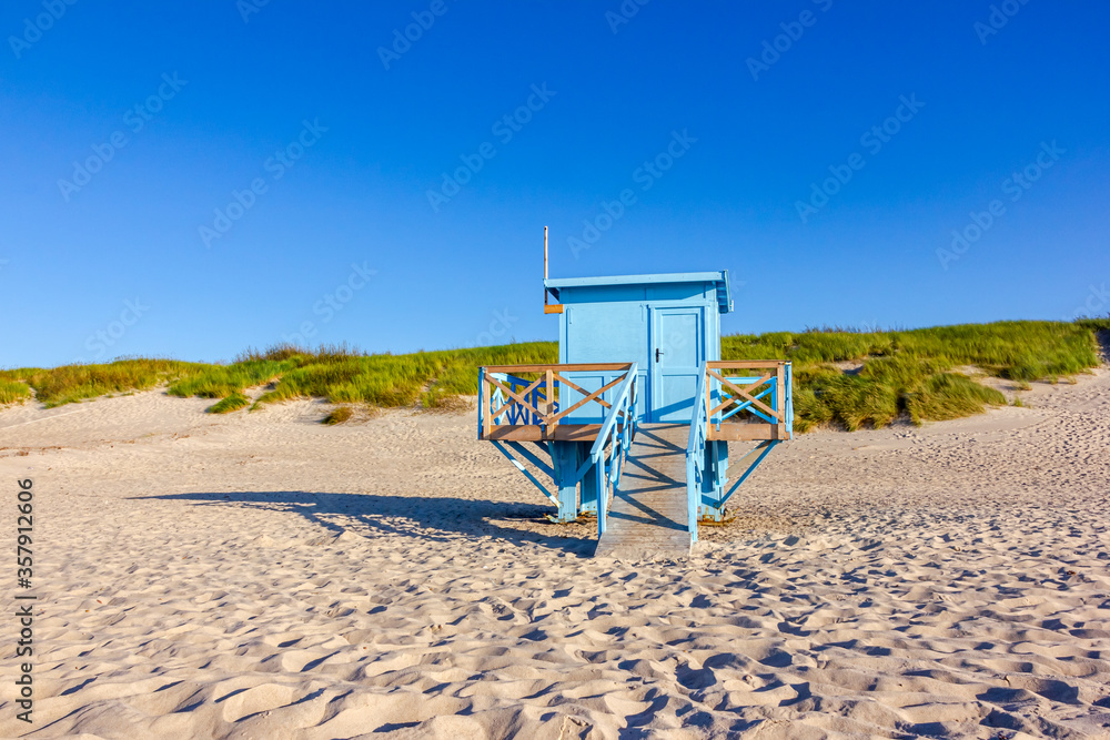 eine blaue Rettungsschwimmerstation an einem Strand eine blaue Rettungsschwimmerstation an einem Strand