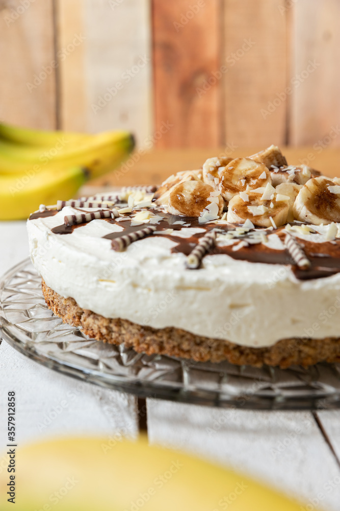 Foto de frisch gebackene Torte mit Bananen, Sahne, Schokosoße ...