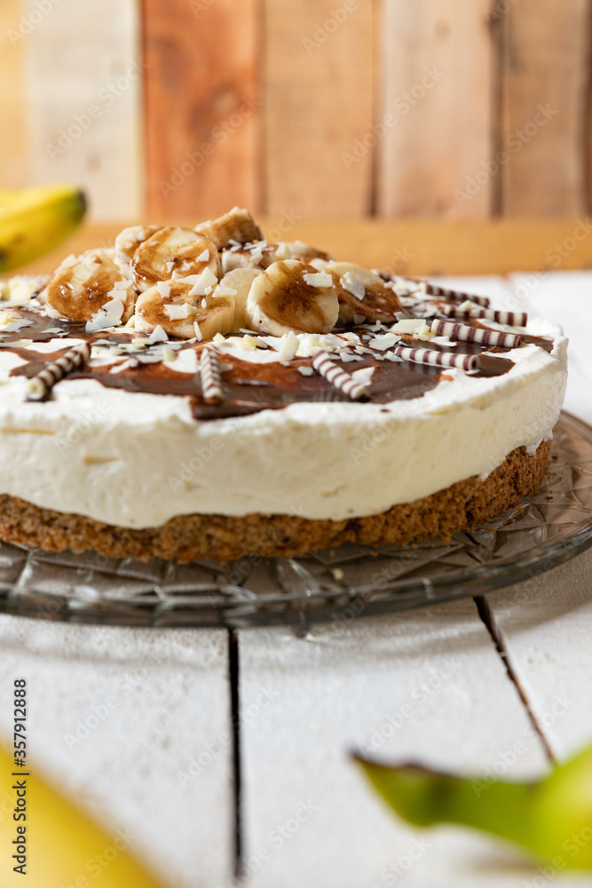 frisch gebackene Torte mit Bananen, Sahne, Schokosoße, Karamellsoße und ...