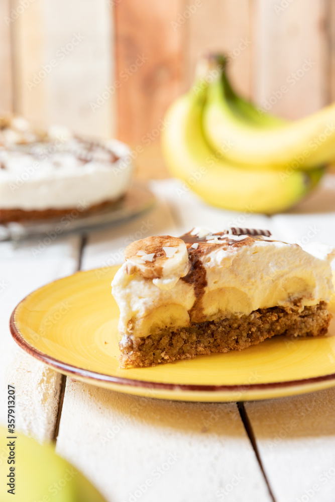 frisch gebackene Torte mit Bananen, Sahne, Schokosoße, Karamellsoße und ...