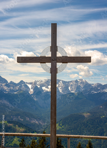 Ein Holzkreuz auf einem Berggipfel