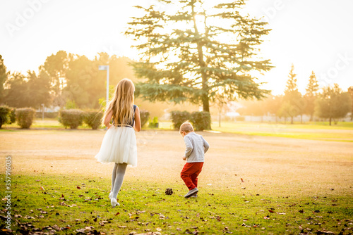 Canvastavla Girl and Boy plying in the park