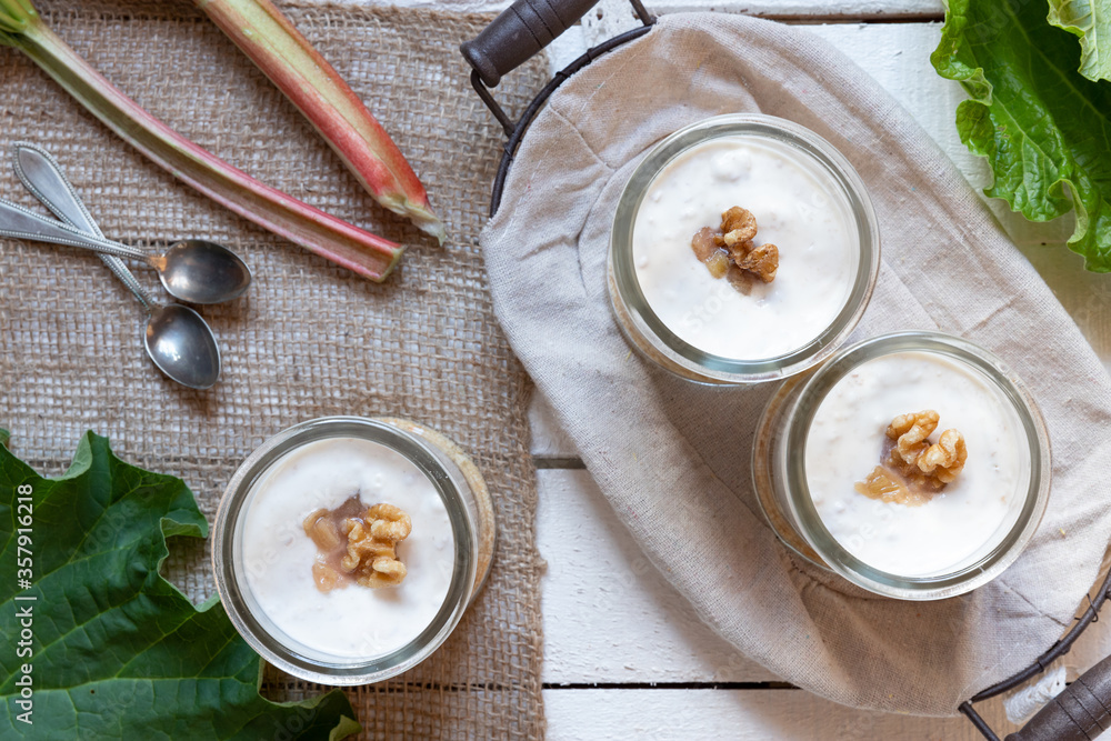 Foto de süßer gekochter zubereiteter Rhabarber im Glas unter Quark und ...