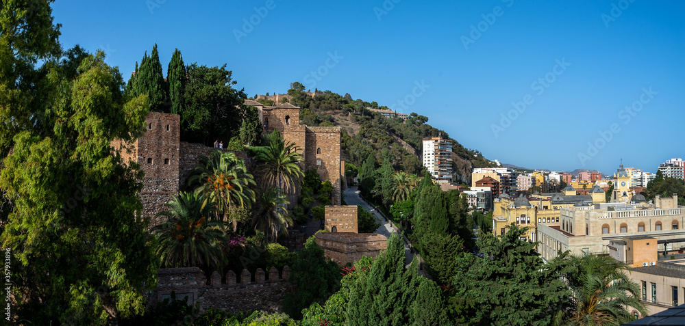 Vista general panorámica de la ciudad de Málaga hacia la Alcazaba y el ayuntamiento un día de sol en la costa.