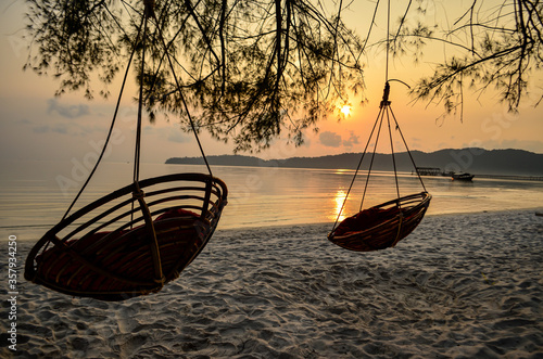 couché de soleil et hamac suspendu sur la splendide plage de l'île de Koh rong Sanloem, au Cambodge 
