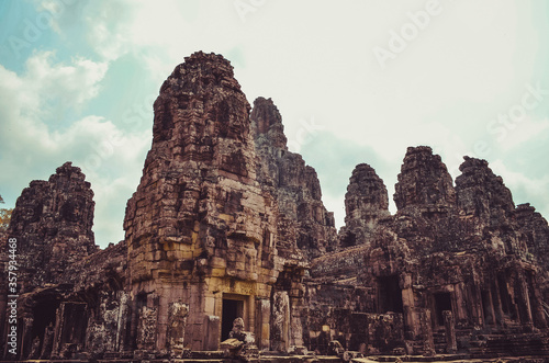 Zoom sur un magnifique temple d'Angkor en ruine au Cambodge
