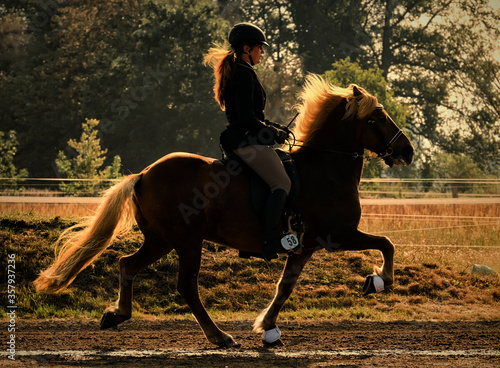 Foto Sandra Hoff riding icelandic horse in tölt
