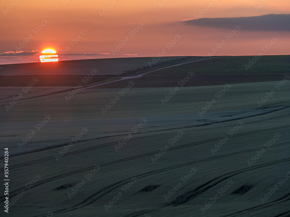 Sonnenuntergang hinter Agrarlandschaft
