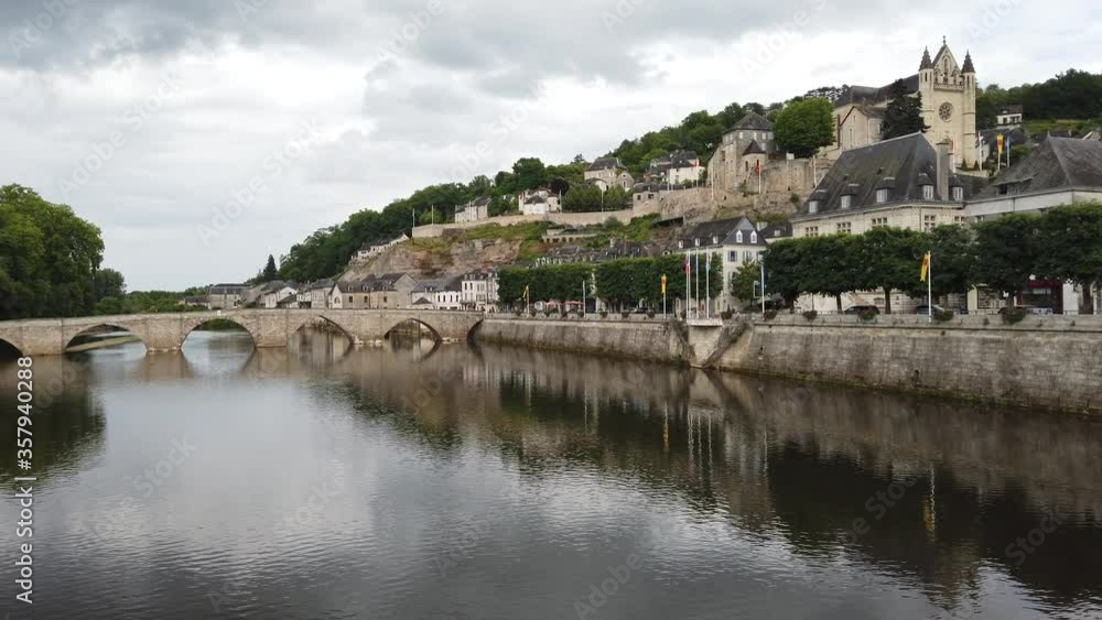 Terrasson Lavilledieu (Dordogne, France) - Vue générale du village et du pont sur la Vézère Terrasson Lavilledieu (Dordogne, France) - Vue générale du village et du pont sur la Vézère