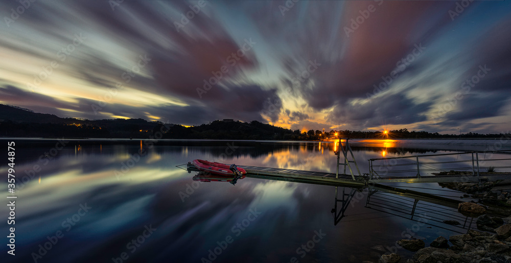 Lancha en el embalse del río Cobo, en Cervo, Galicia.