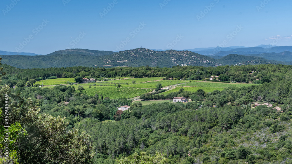 Paysage de montagne avec le rocher de Roquebrune sur Argens dans le Var - Mountain landscape with the rock of Roquebrune sur Argens in the Var