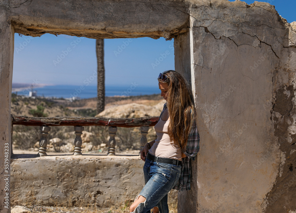 Fototapeta premium Girl in ruin.