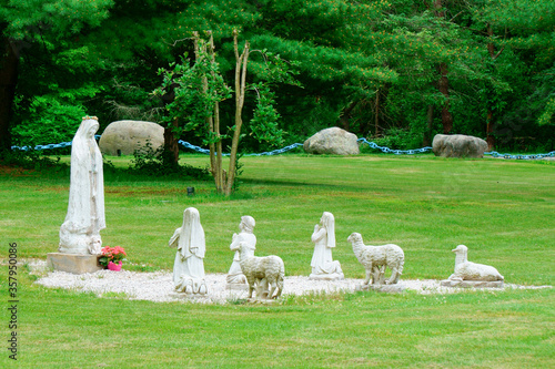 Valokuva The statues of Virgin Mary and three shepherd children in Our Lady of Fatima Shr