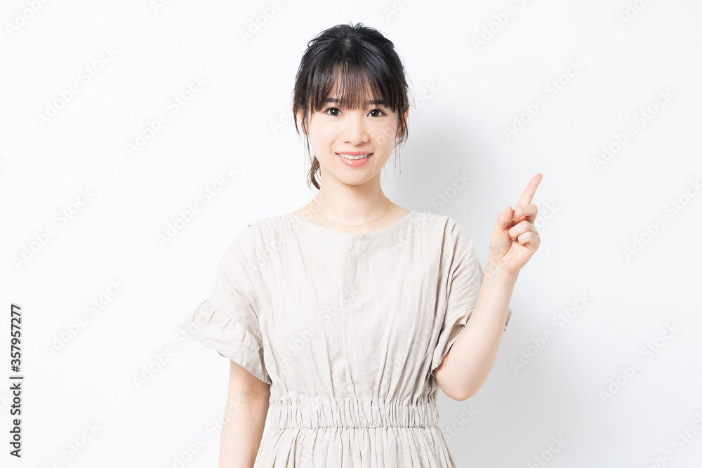 人差し指でポイントを指し示す若い女性 人差し指でポイントを指し示す若い女性