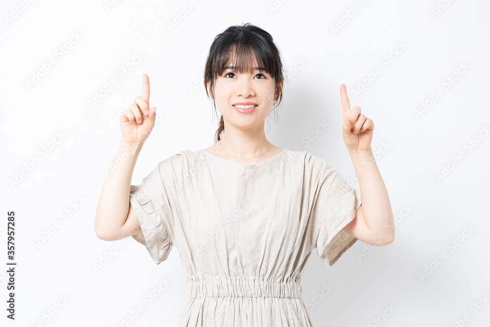 人差し指でポイントを指し示す若い女性 人差し指でポイントを指し示す若い女性