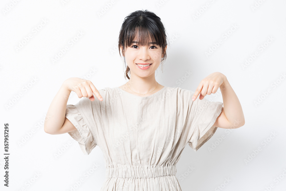 人差し指でポイントを指し示す若い女性 人差し指でポイントを指し示す若い女性