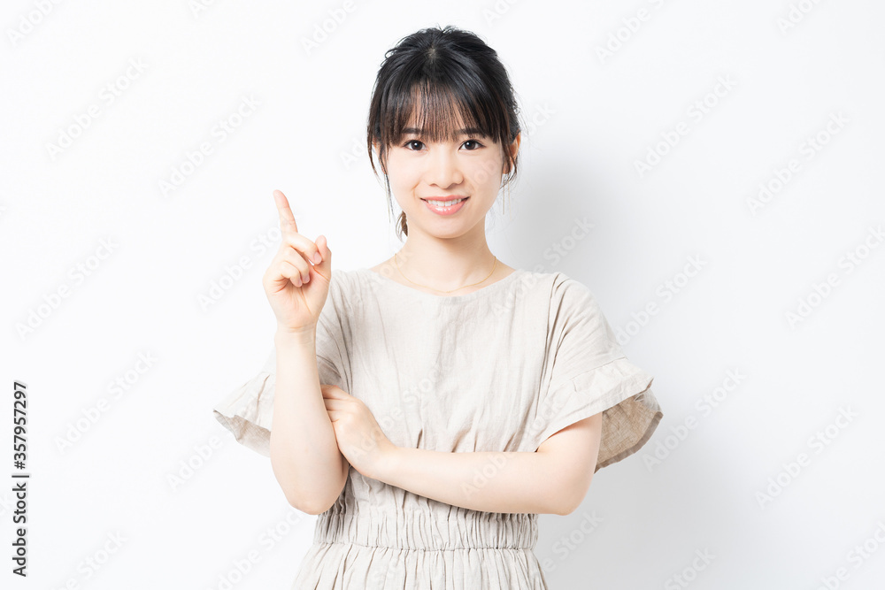 人差し指でポイントを指し示す若い女性 人差し指でポイントを指し示す若い女性