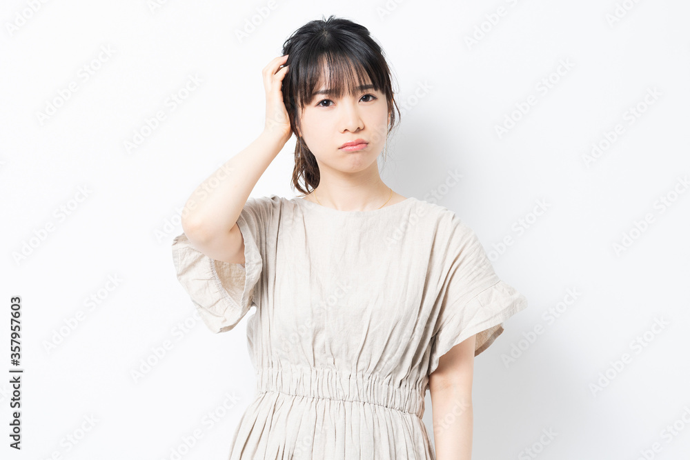 悩み事を抱える若い女性
