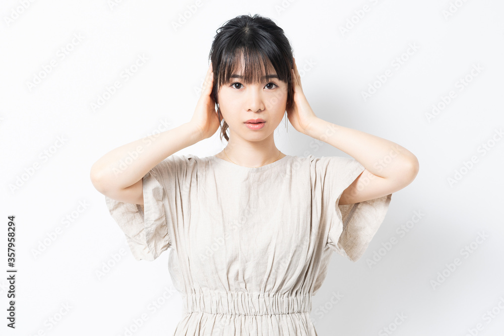 耳を隠す若い女性 耳を隠す若い女性