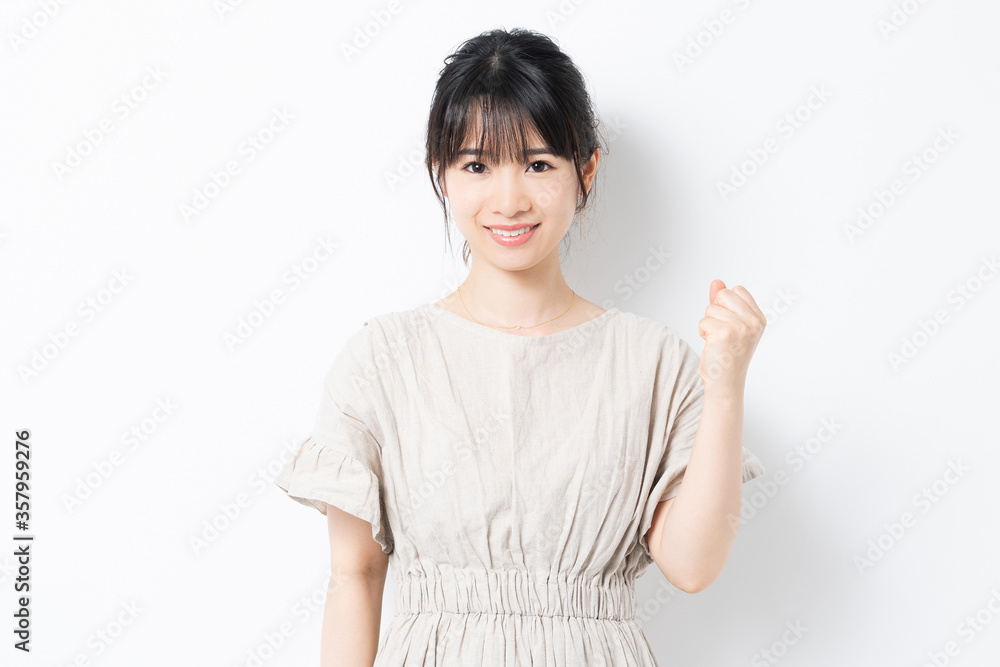 ガッツポーズをする若い女性 ガッツポーズをする若い女性