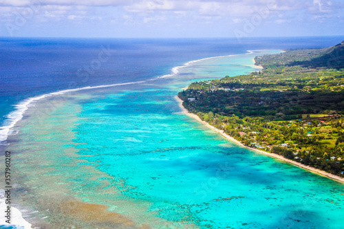 Fototapeta Naklejka Na Ścianę i Meble -  Rarotonga breathtaking stunning views from a plane of beautiful beaches, white sand, clear turquoise water, blue lagoons, Cook islands, Pacific islands
