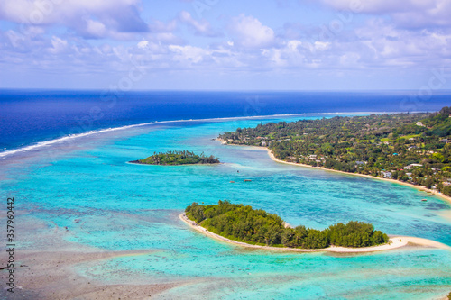 Fototapeta Naklejka Na Ścianę i Meble -  Rarotonga breathtaking stunning views from a plane of beautiful beaches, white sand, clear turquoise water, blue lagoons, Cook islands, Pacific islands