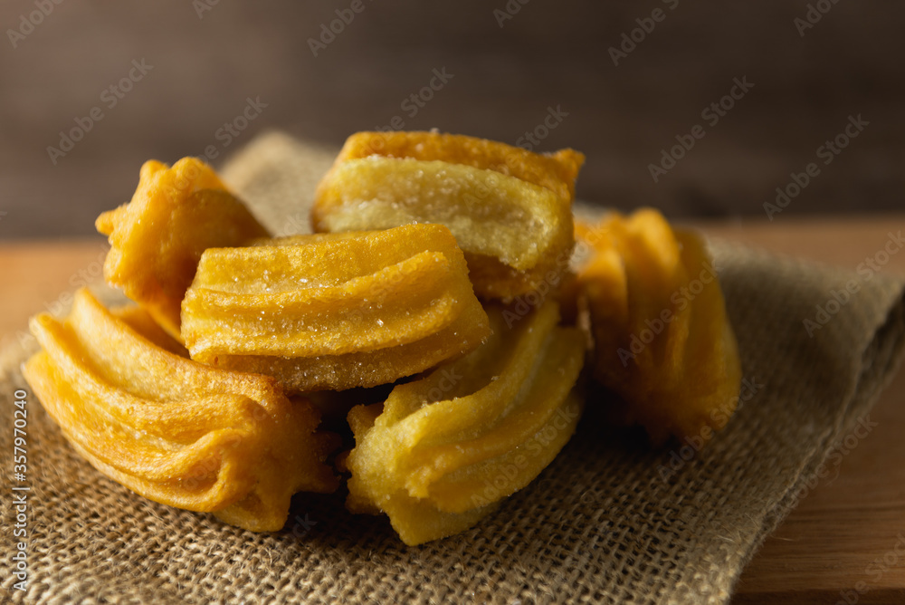 Churros caseros sobre tabla en fondo de madera Churros caseros sobre tabla en fondo de madera