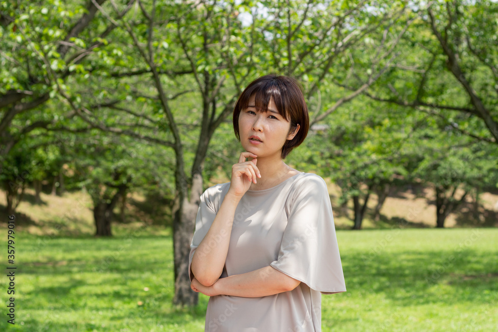 悩む女性 悩む女性