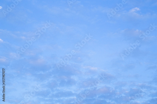 Obraz na płótnie The morning sky on a bright day and the clouds float full of sky. w salonie