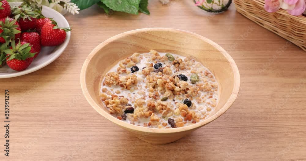 朝食のシリアルをスプーンですくうシーン。
朝食のシリアルをスプーンですくうシーン。