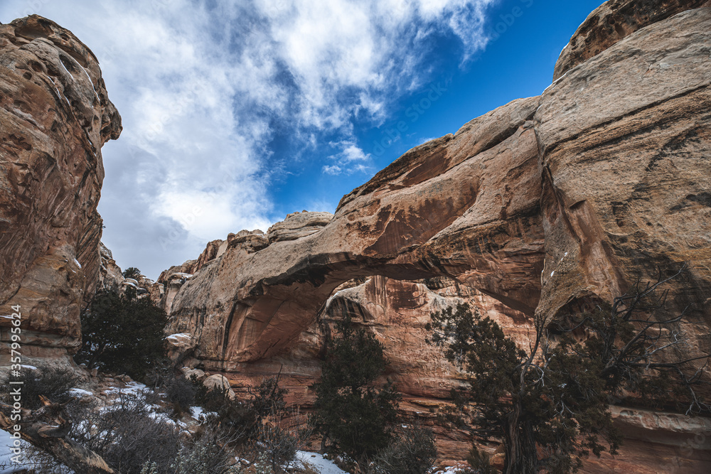 Obraz premium The Capitol Dome in snow at Capitol Reef National Park