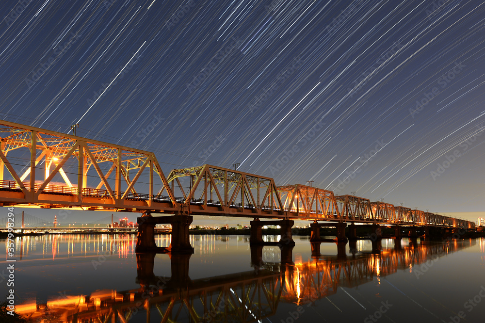 淀川に架かる鉄橋と星の軌跡