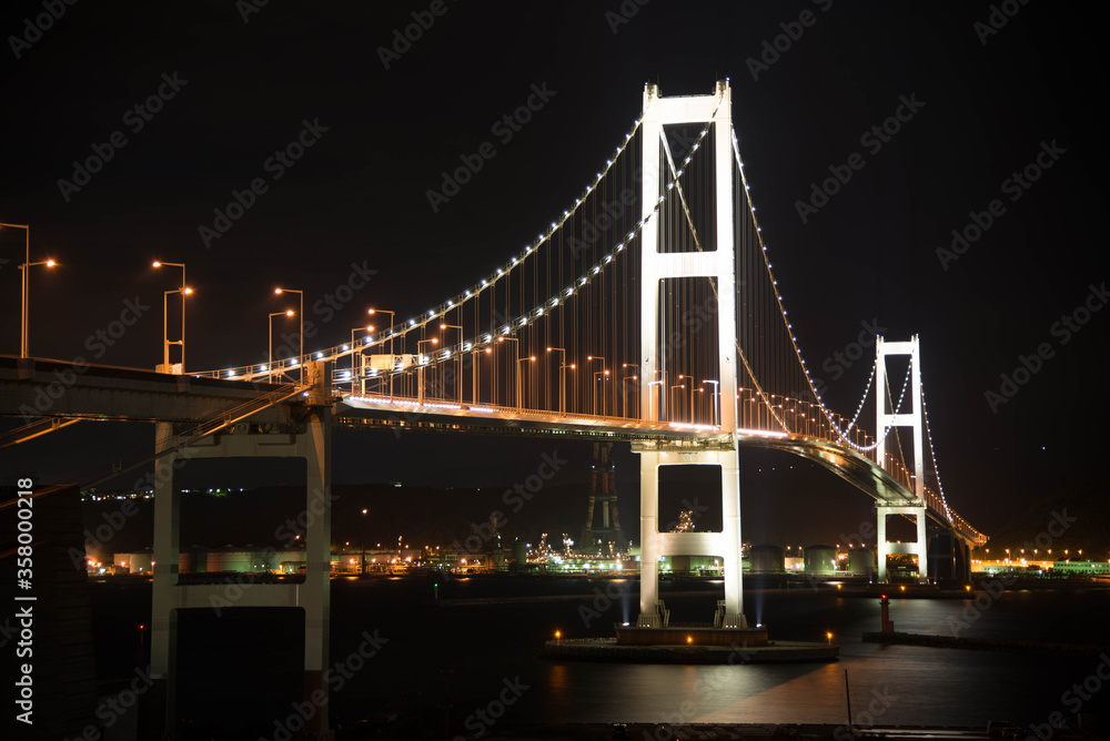 Fototapeta premium 夜の白鳥大橋