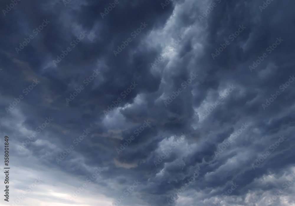 Blue and gray dramatic mammatus pre-thunderstorm clouds