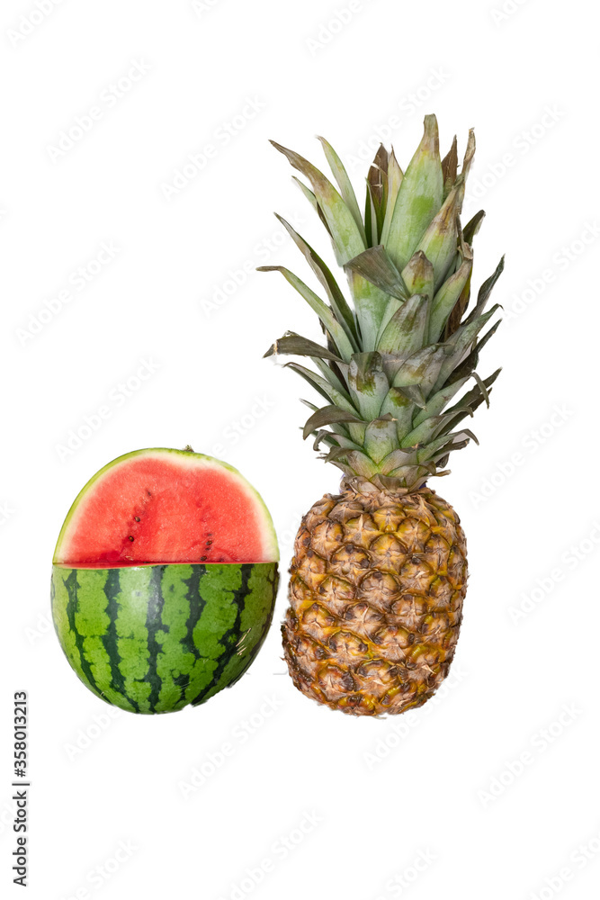 Ananas und Melone isoliert auf weiss Ananas und Melone isoliert auf weiss